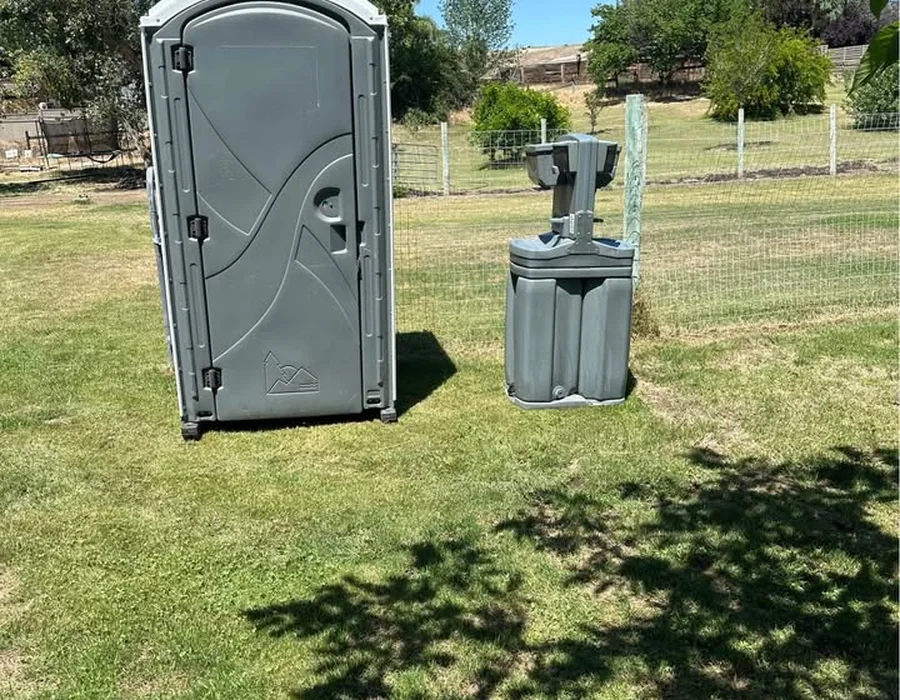 Banos portatiles instalados al aire libre