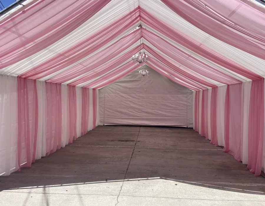 Carpa decorada con tela para evento