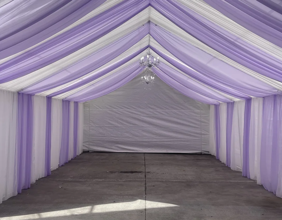 Interior de carpa decorada