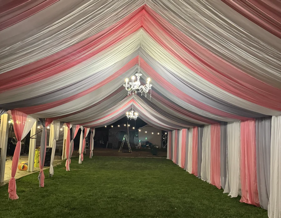 Detalle de montaje de carpa decorada