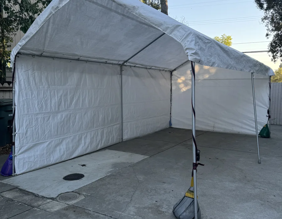 Carpa regular montada para evento