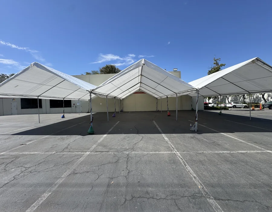 Carpa regular en patio para celebracion