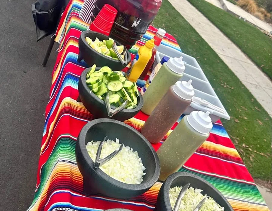 Mesa de taquiza con alimentos